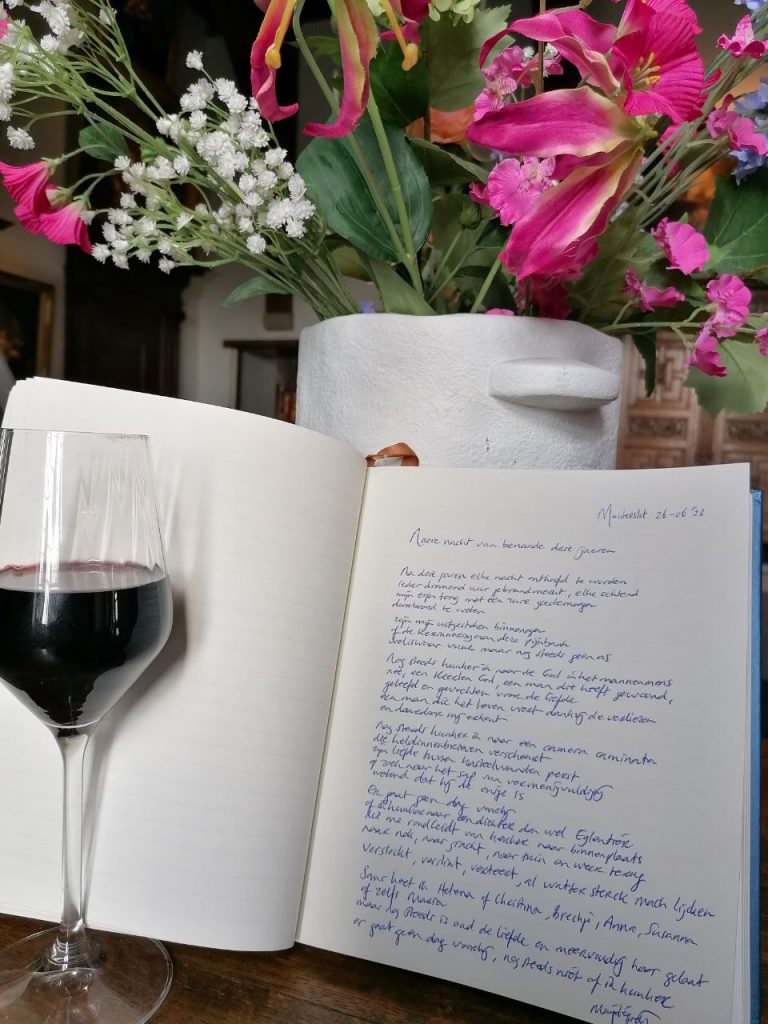 Gedicht op maat met wijn en bloemen